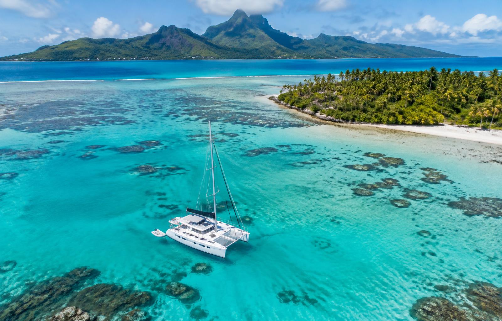Catamarano ancorato nella laguna di Taha'a