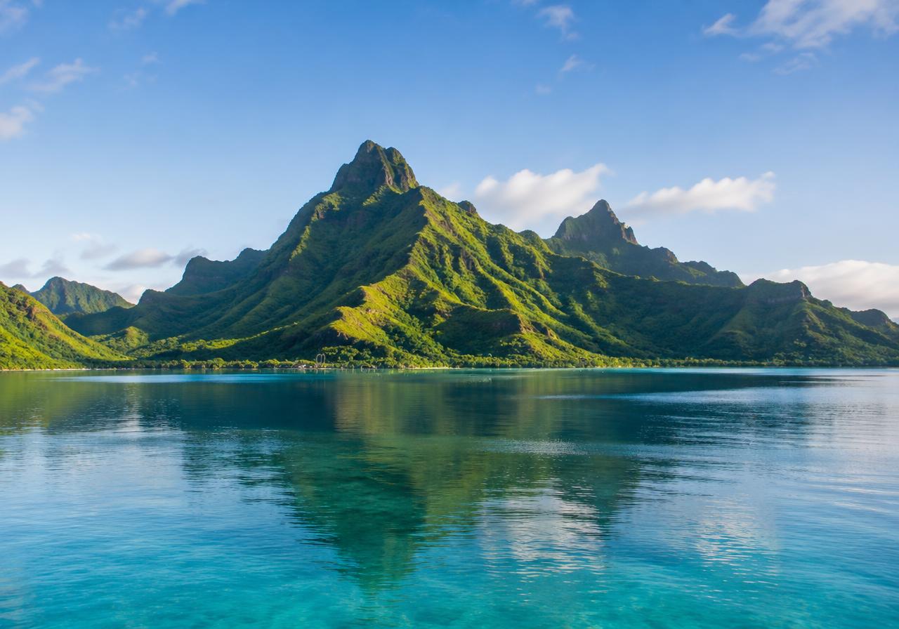 Le montagne di Moorea riflesse nella baia