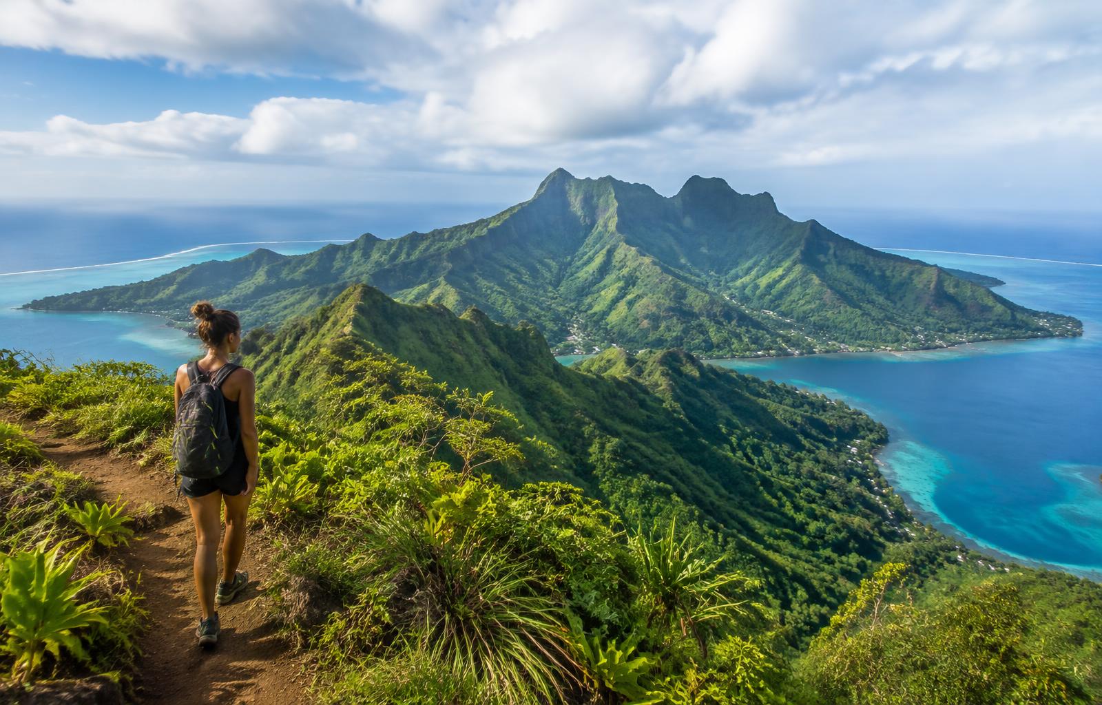 Escursionista su un crinale di Moorea